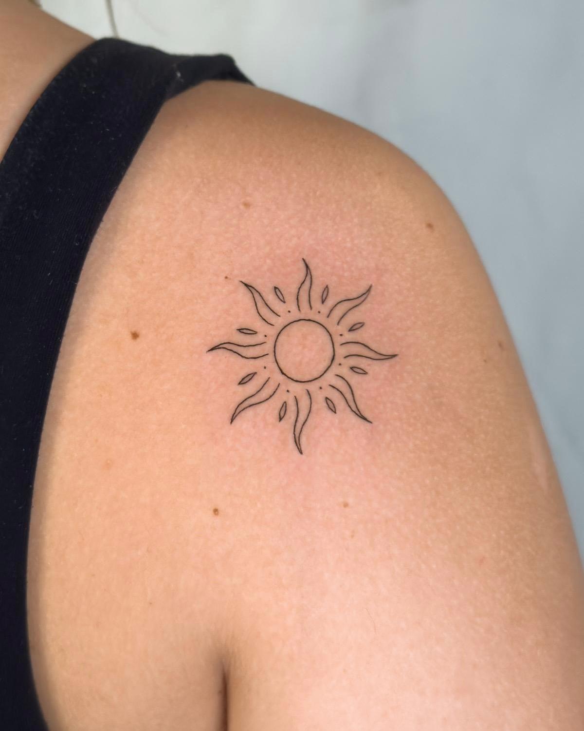 Fineline Sonnentattoo