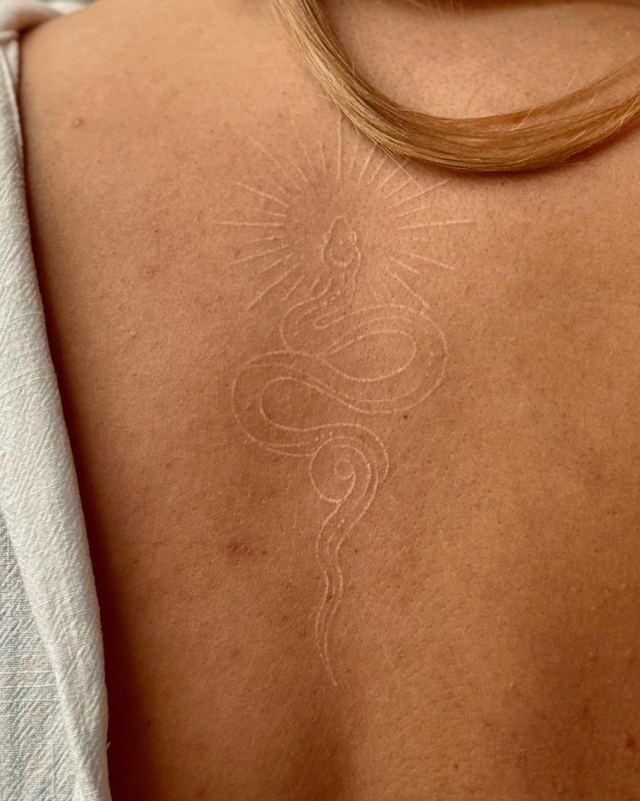 Feines weißes Schlangentattoo